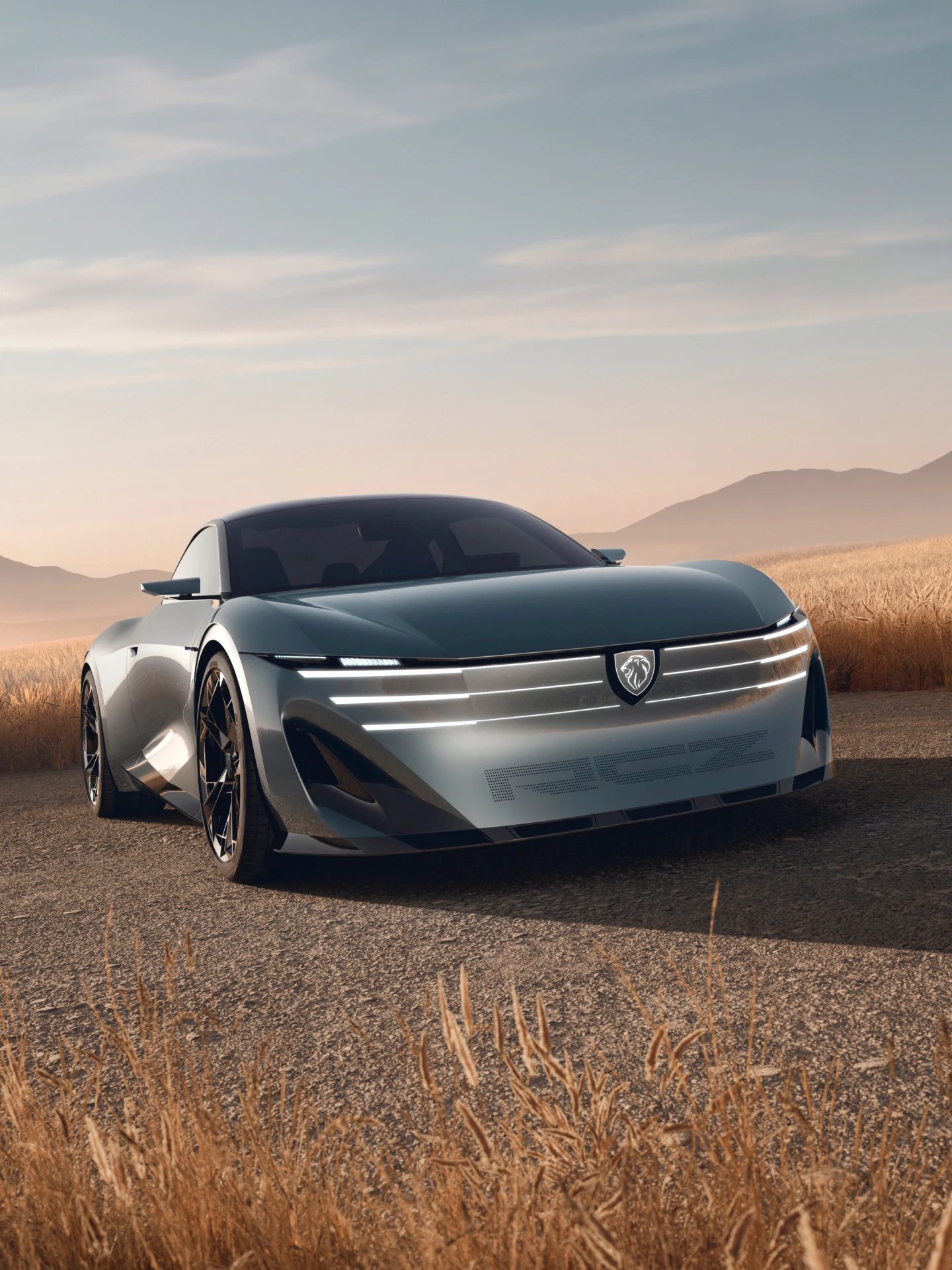 Une femme se tient devant le concept-car PEUGEOT RCZ Vision