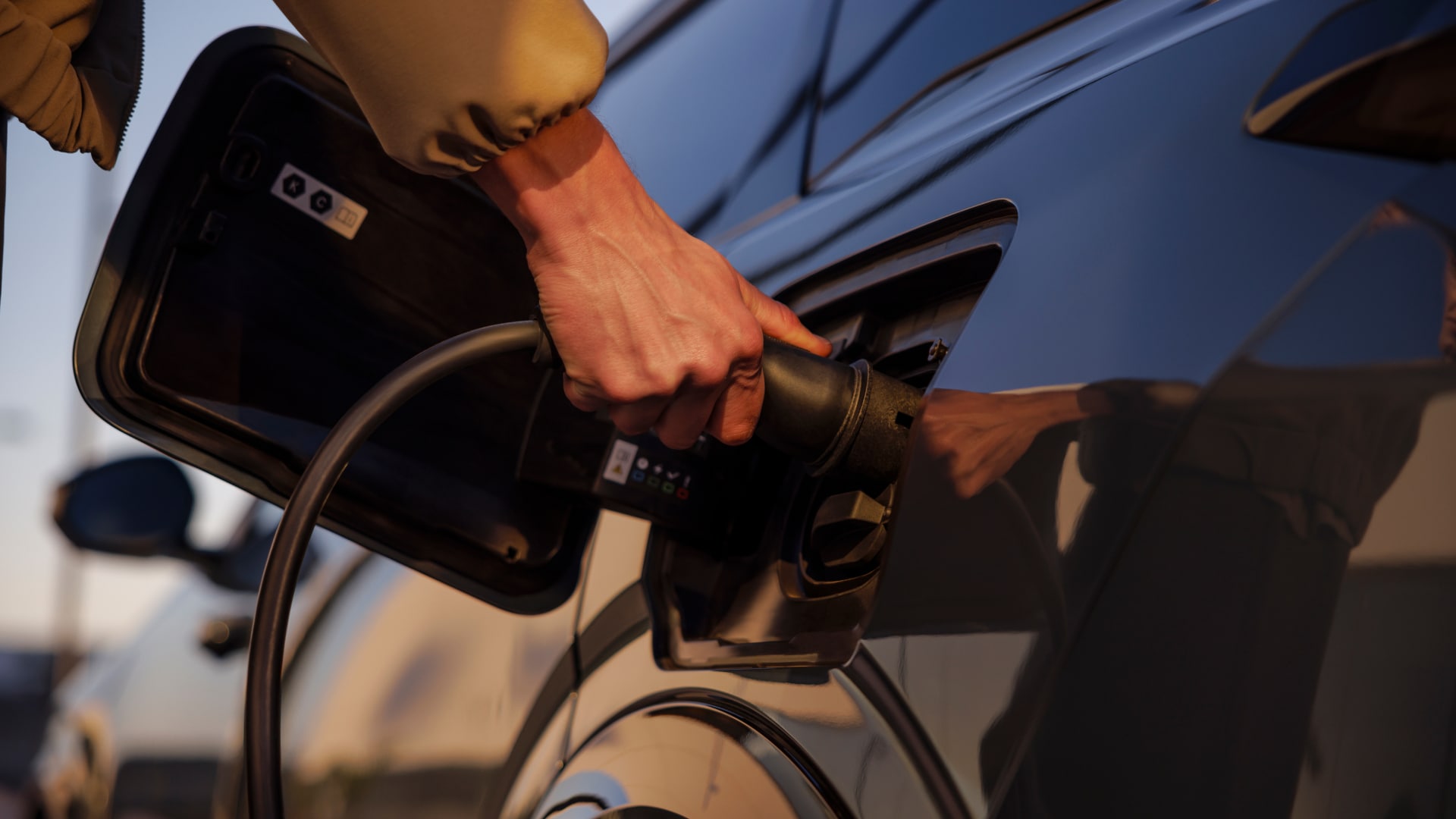 Une personne recharge une PEUGEOT E-5008 Long range