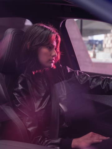 PEUGEOT E-3008 SUV femme au volant