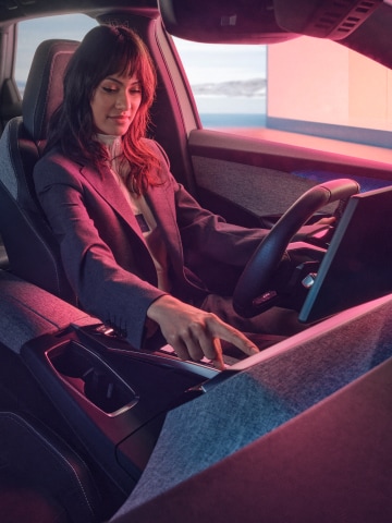 PEUGEOT E-3008 SUV femme au volant