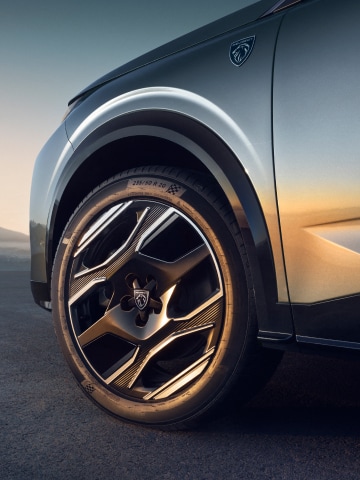 PEUGEOT E-5008 jantes diamantées