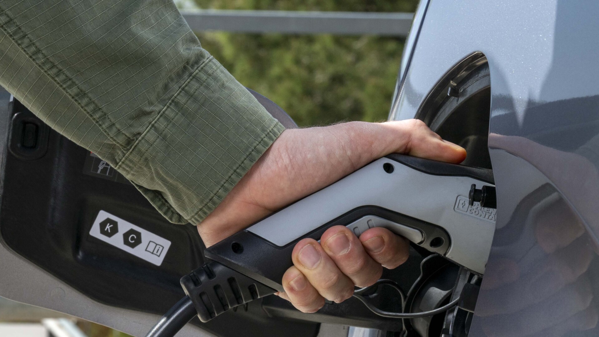 PEUGEOT E-Expert charging