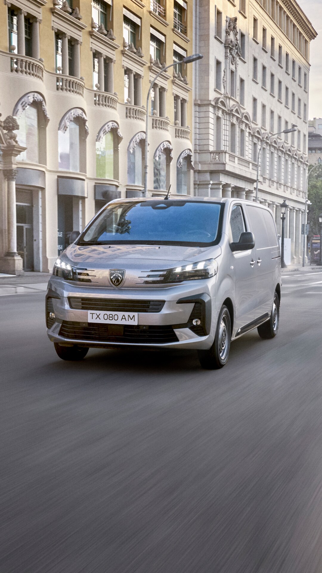 PEUGEOT EXPERT Van front view driving in the city
