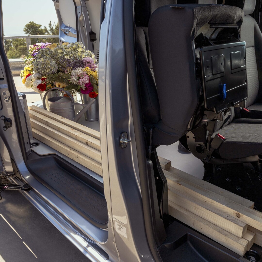 PEUGEOT Expert loaded with long items