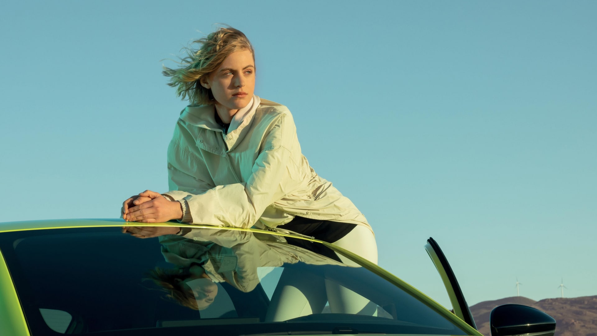 Femme accoudée sur une PEUGEOT 208